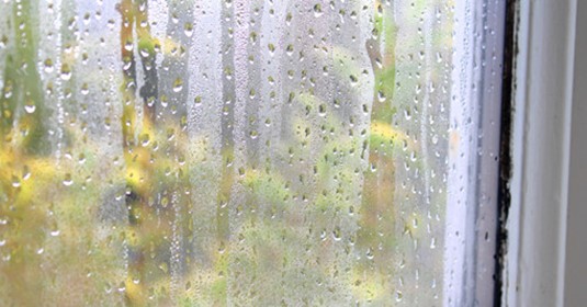 De la buée entre les 2 vitres