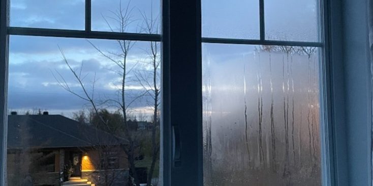 De la buée sur les thermos à l’intérieur de la maison